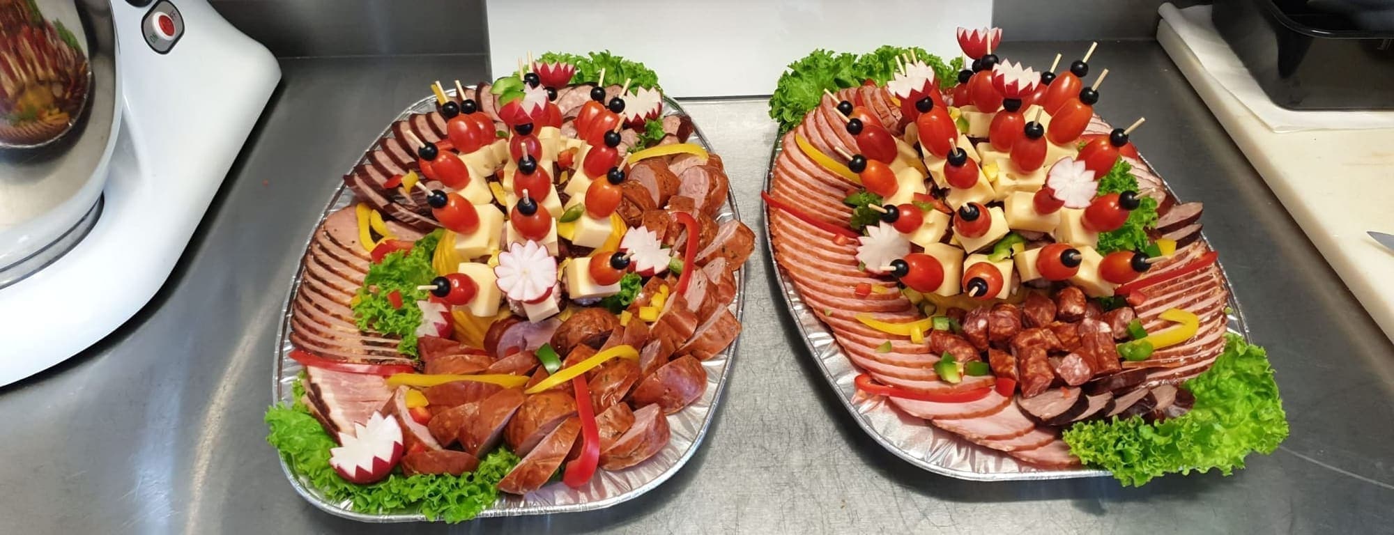 Platten mit Wurst, Käse und Gemüse